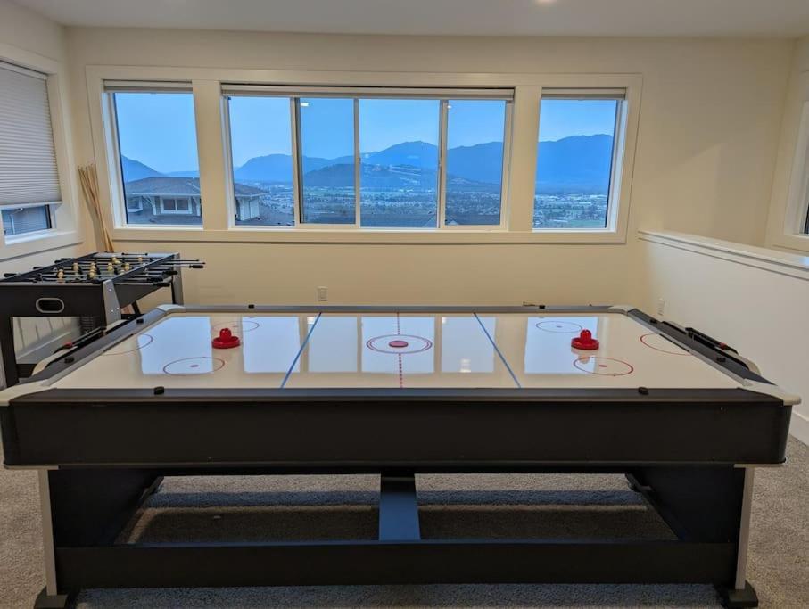 Mountain Retreat With Views, Hot Tub, Games & Ac Villa Chilliwack Exterior foto