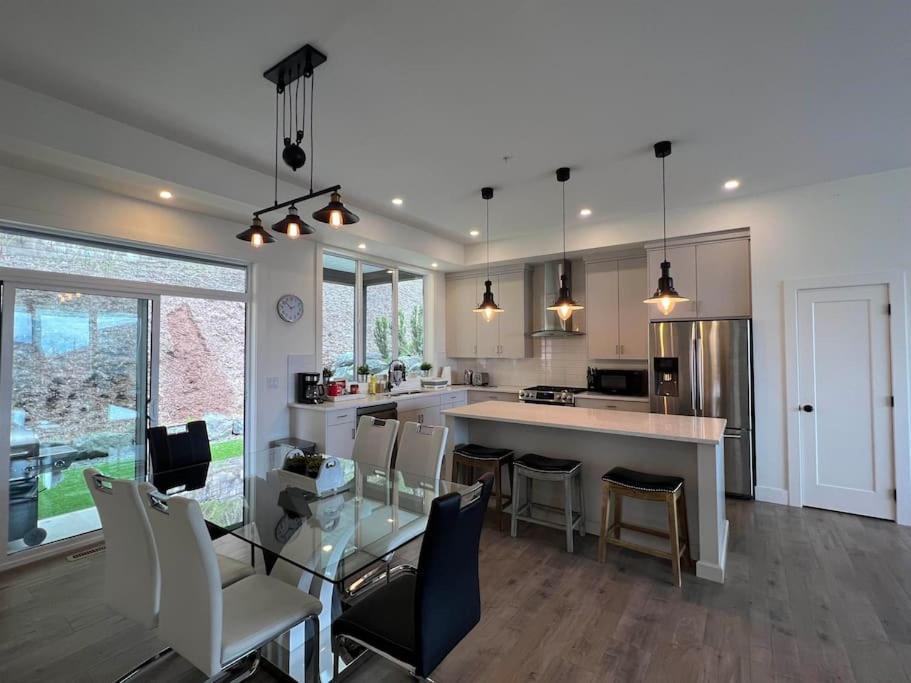 Mountain Retreat With Views, Hot Tub, Games & Ac Villa Chilliwack Exterior foto