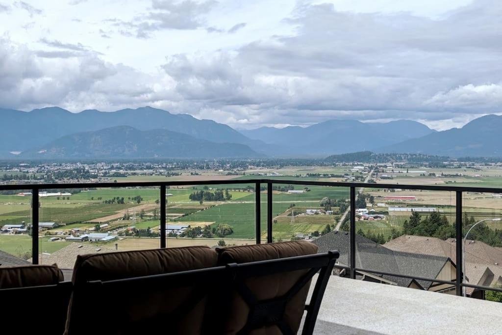 Mountain Retreat With Views, Hot Tub, Games & Ac Villa Chilliwack Exterior foto