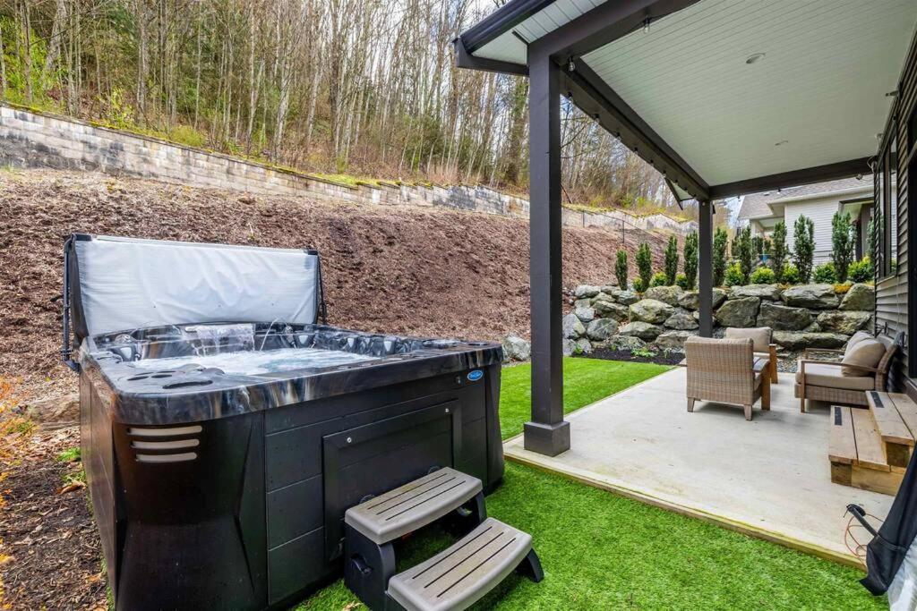 Mountain Retreat With Views, Hot Tub, Games & Ac Villa Chilliwack Exterior foto